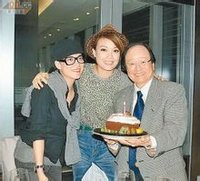 与容祖儿、霍汶希一起吃鲍鱼庆祝父亲节。
